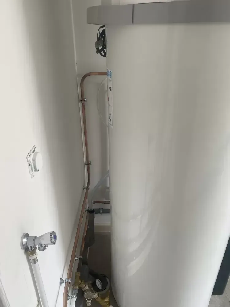 Installation d’un ballon thermodynamique _ LCS Le Corre Chauffage Sanitaire (1)
