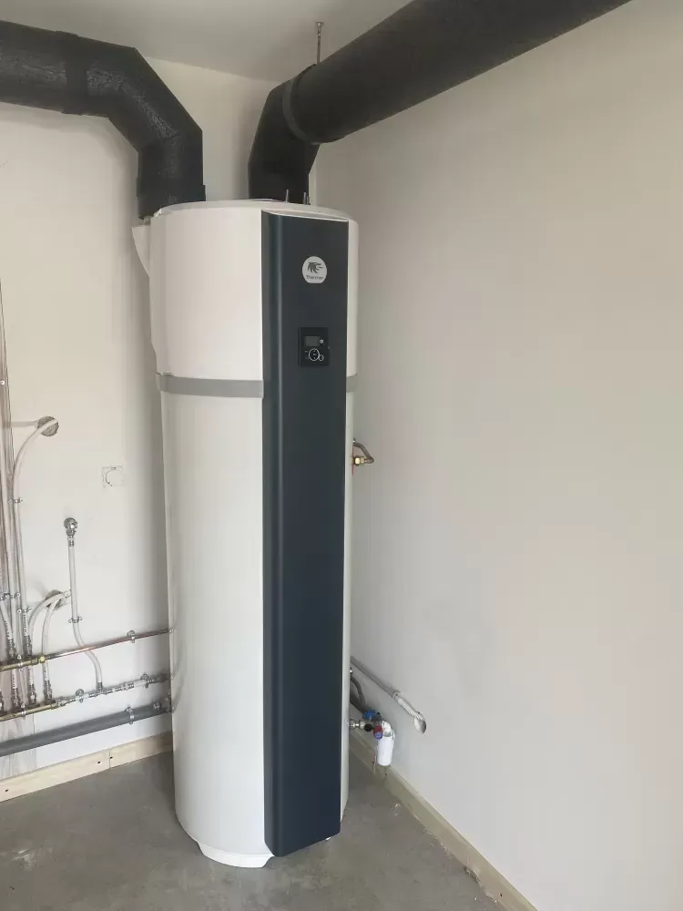 Installation d’un ballon thermodynamique _ LCS Le Corre Chauffage Sanitaire (2)