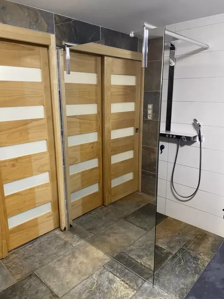 Pose d’une paroi de douche miroir _ LCS Le Corre Chauffage Sanitaire