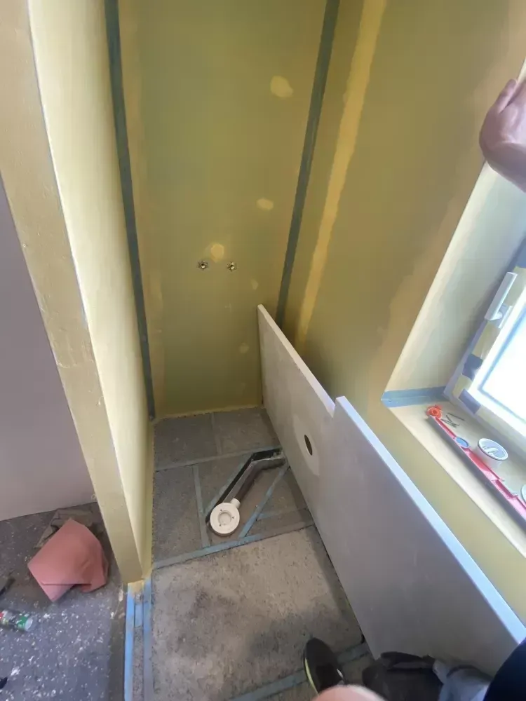 Pose d’un receveur sur plancher bois à Plouha _ LCS Le Corre Chauffage Sanitaire (2)